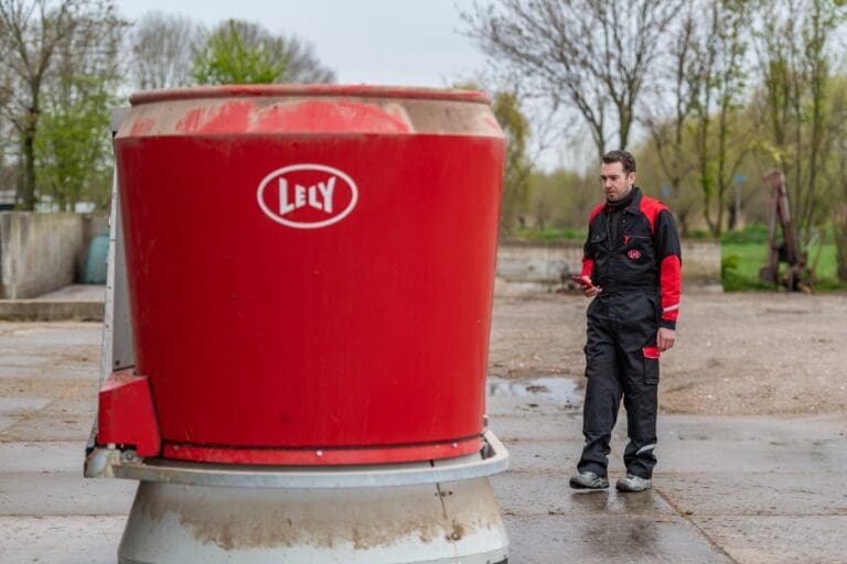 mechanic-with-vector-outside